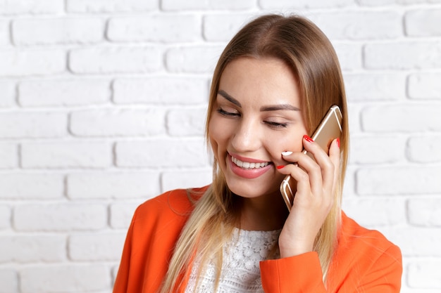 Portrait d&#39;une femme souriante à l&#39;aide de smartphone