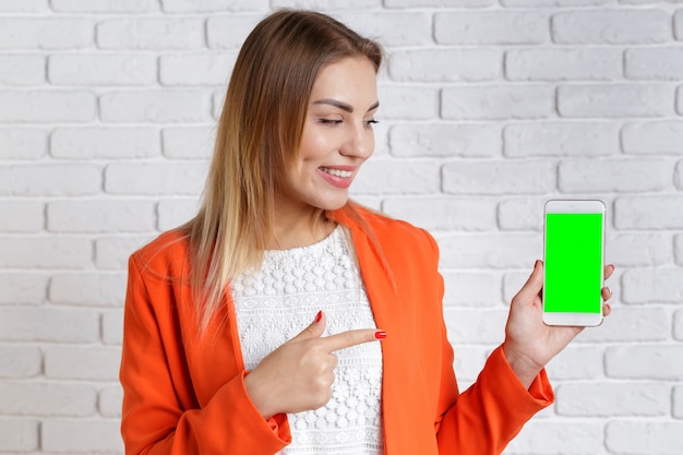 Portrait d&#39;une femme souriante à l&#39;aide de smartphone