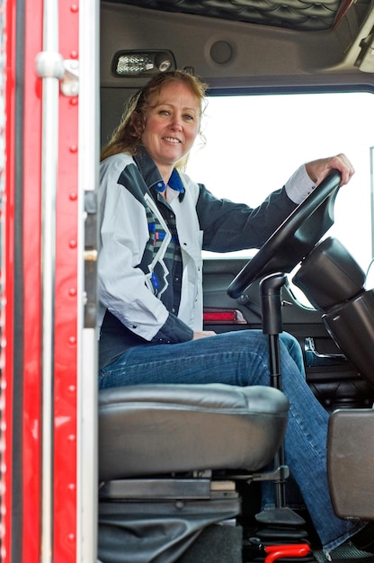 Photo portrait d'une femme souriante assise dans un bus