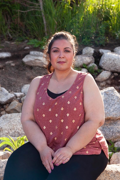 Photo portrait d'une femme souriante assise à l'extérieur