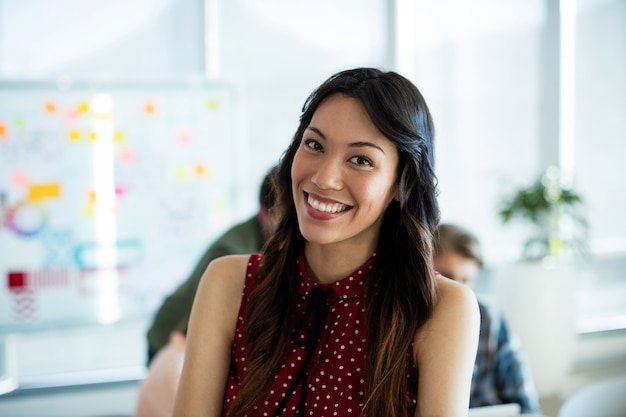 Portrait de femme souriante au bureau