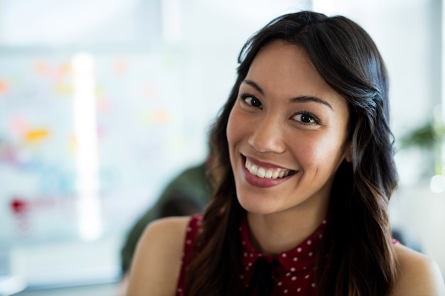 Portrait de femme souriante au bureau