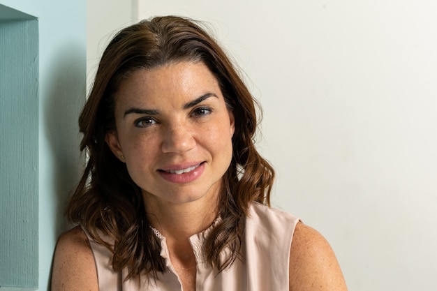 Portrait d'une femme souriante aux cheveux bruns