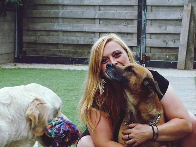 Photo portrait d'une femme souriante avec des chiens à l'extérieur