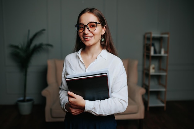 Portrait d'une femme souriante et confiante psychologue heureuse professionnelle de la psychologie féminine du Moyen-Orient