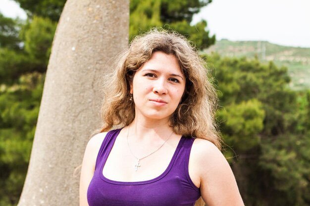 Photo portrait d'une femme souriante contre les arbres