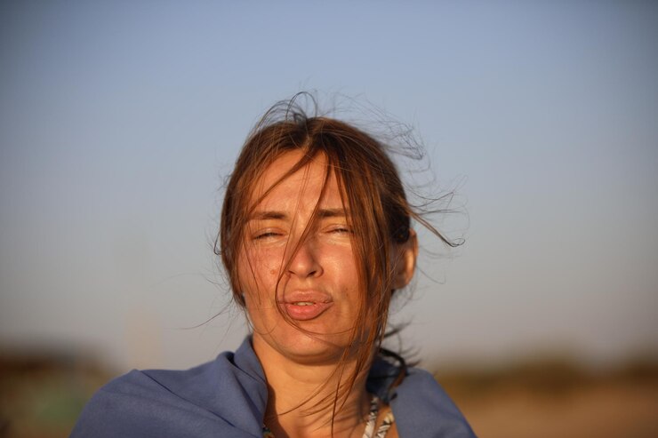 Photo portrait d'une femme souriante contre le ciel