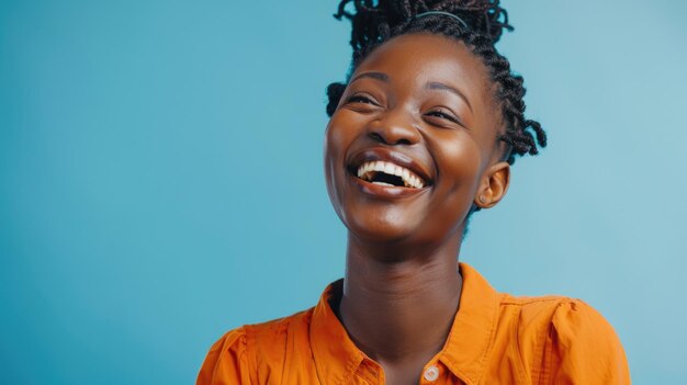 Photo portrait d'une femme souriante dans une chemise orange adaptée à divers styles de vie et concepts décontractés