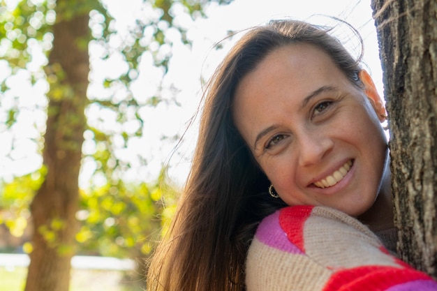 Portrait d'une femme souriante dans la nature