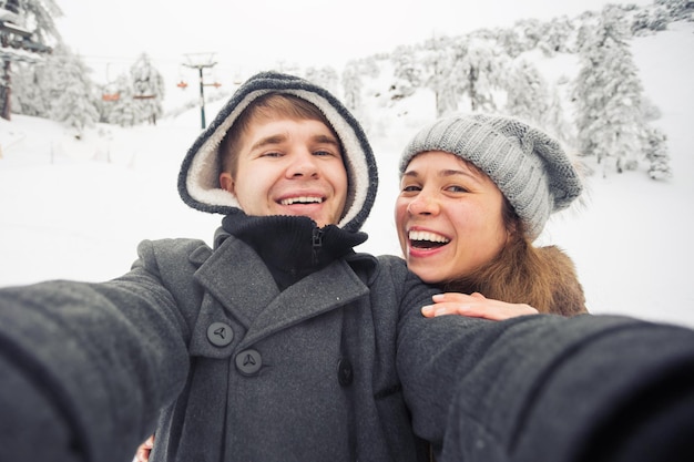Portrait d'une femme souriante dans la neige
