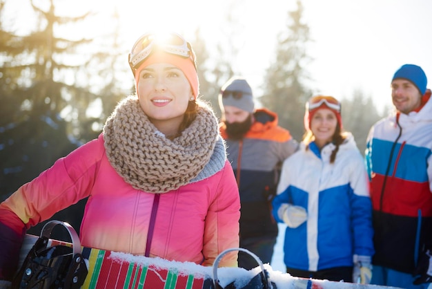 Portrait d'une femme souriante dans la neige