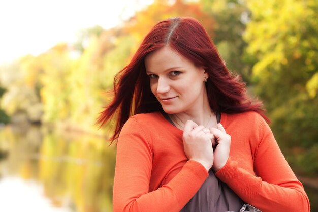 Portrait de femme souriante dans le parc automne