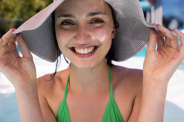 Portrait de femme souriante dans la piscine