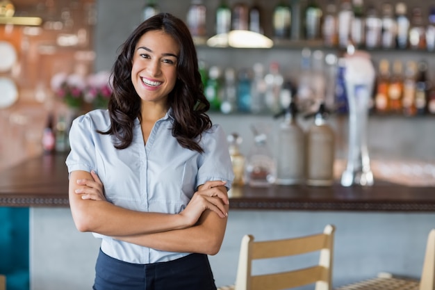 Portrait, de, femme souriante, debout, à, bras croisés