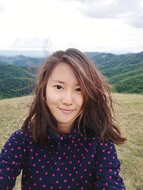 Photo portrait d'une femme souriante debout contre le ciel