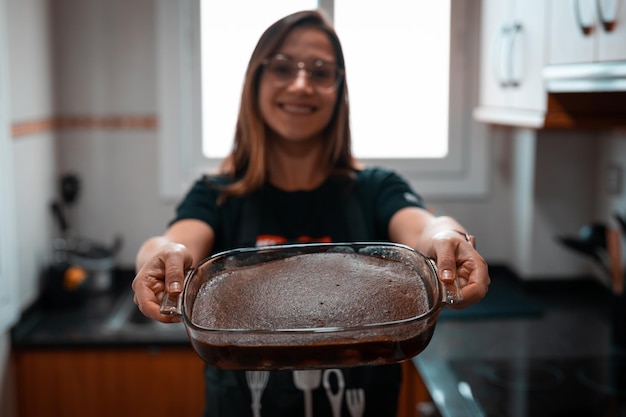 Portrait d'une femme souriante debout à la maison