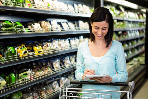 Portrait d&#39;une femme souriante, faire du shopping