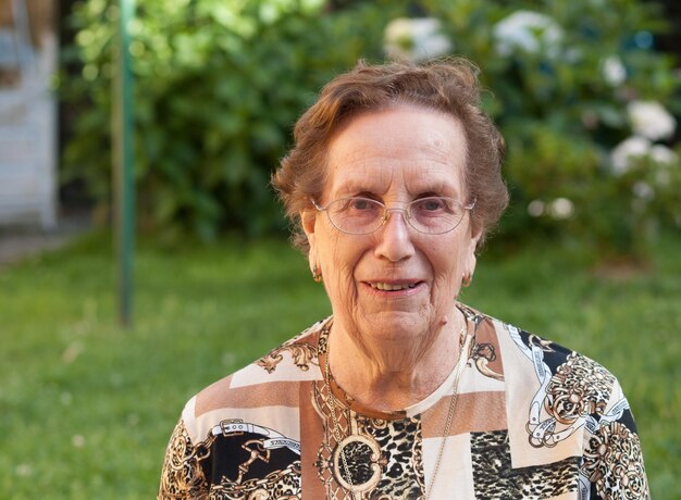 Photo portrait d'une femme souriante sur un fond flou