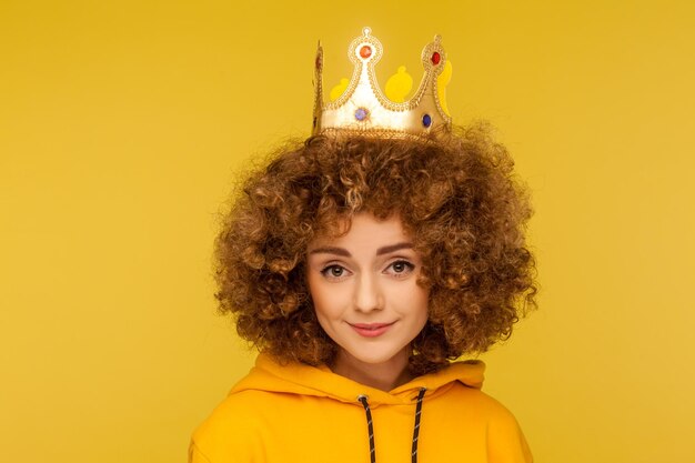 Photo portrait d'une femme souriante sur un fond jaune