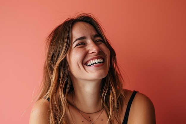 Portrait d'une femme souriante sur fond rose