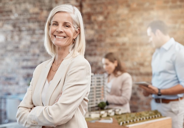 Portrait d'une femme souriante, heureuse et ambitieuse avec structure et modèle 3D résidentiel en arrière-plan