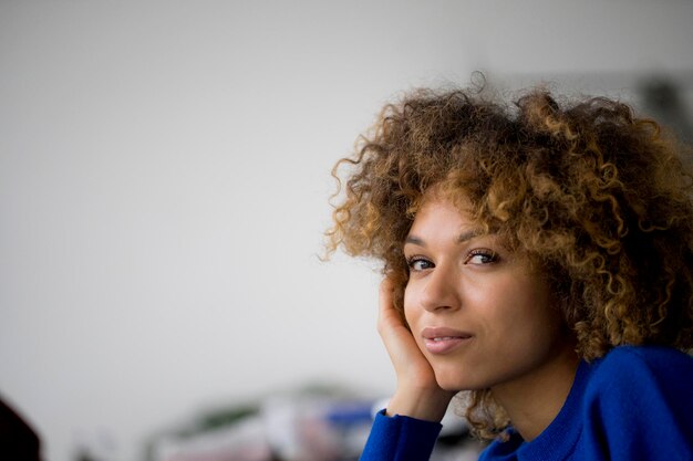 Portrait de femme souriante avec la main sur le visage