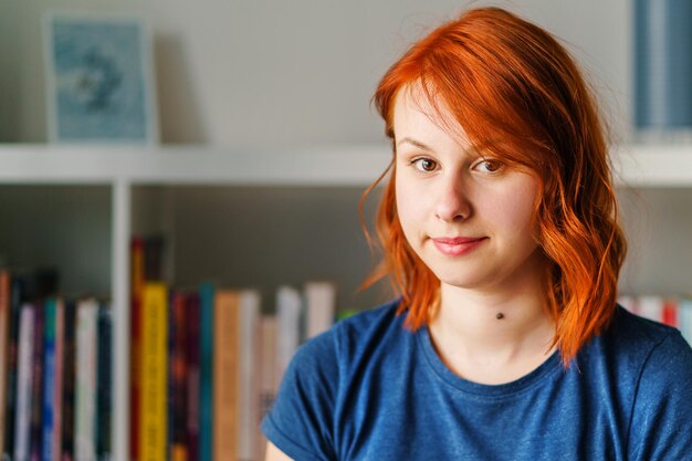 Portrait d'une femme souriante à la maison