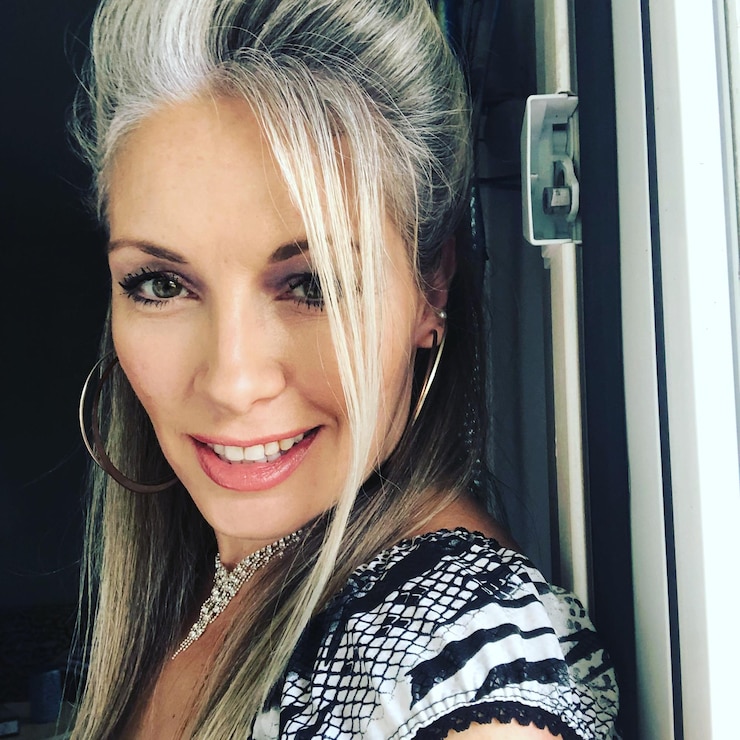 Photo portrait d'une femme souriante à la maison