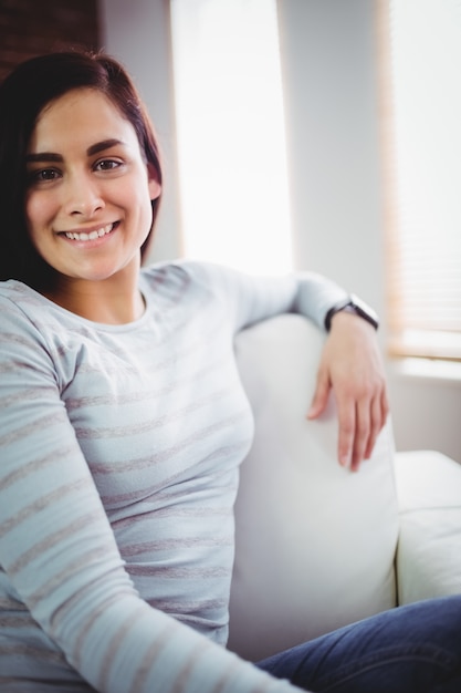 Portrait de femme souriante à la maison