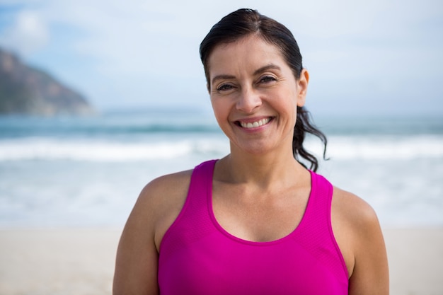 Portrait de femme souriante sur la plage