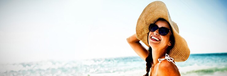 Photo portrait de femme souriante sur la plage