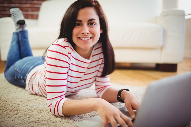 Portrait, de, femme souriante, portable utilisation