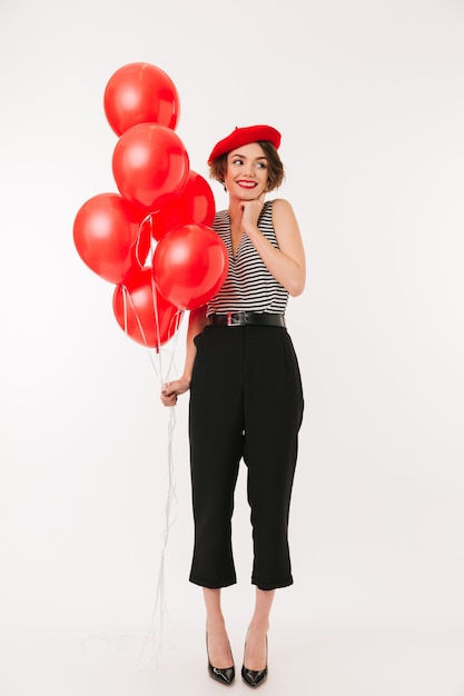 Portrait d'une femme souriante portant un béret rouge