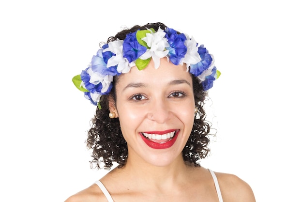 Photo portrait d'une femme souriante portant une couronne sur un fond blanc