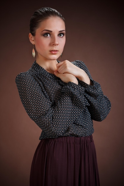 Portrait de femme souriante séduisante sur fond marron