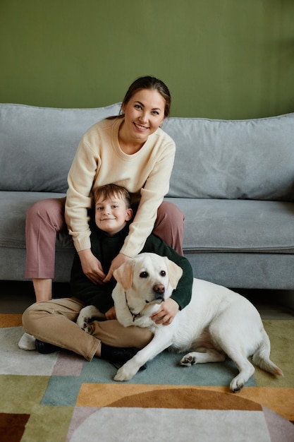 Portrait de femme souriante avec son fils dans une maison confortable
