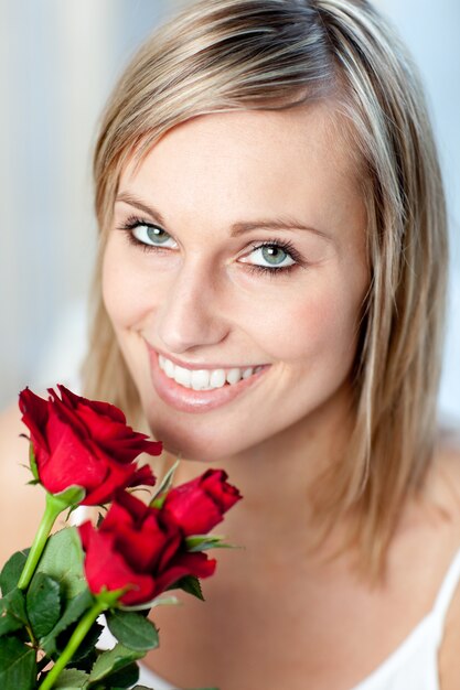 Portrait d&#39;une femme souriante tenant des roses