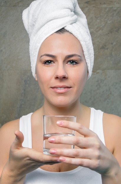 Photo portrait d'une femme souriante tenant un verre à boire