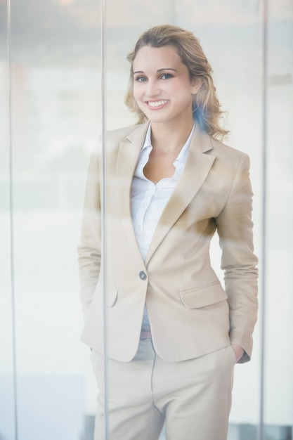 Portrait de femme souriante à travers la fenêtre