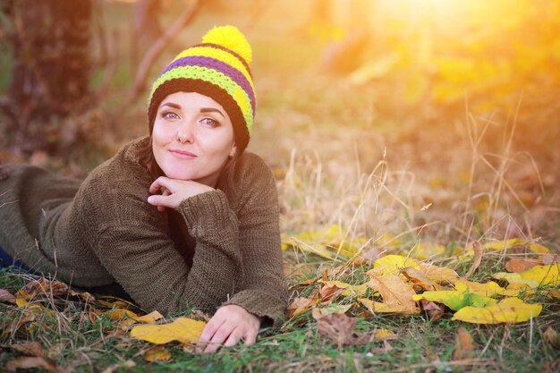 Portrait de femme souriante vêtue d'un bonnet avec pompon