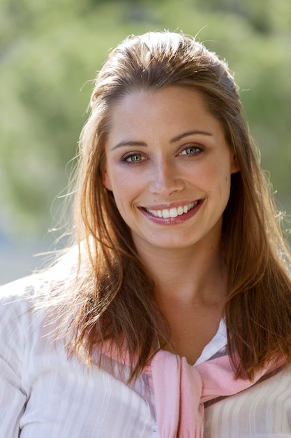 Photo portrait d'une femme souriante