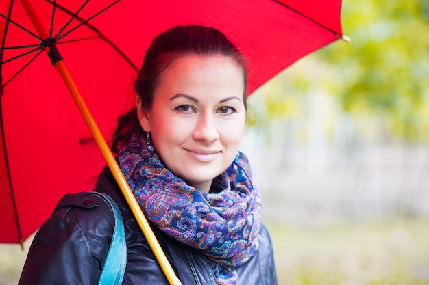 Portrait d'une femme sous parapluie rouge