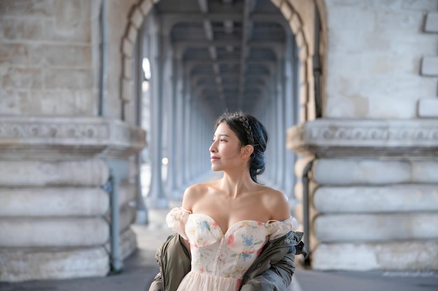 Portrait de femme sous le pont Bir Hakeim avec la tour Eiffel Paris France