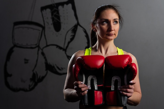 Portrait d'une femme sportive après l'entraînement de boxe