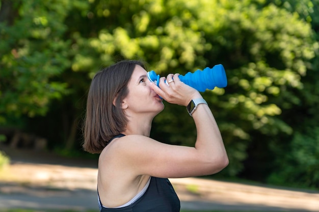 Portrait d'une femme sportive faisant de l'exercice