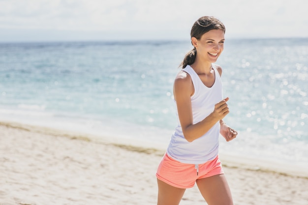 Portrait de femme sportive jogging