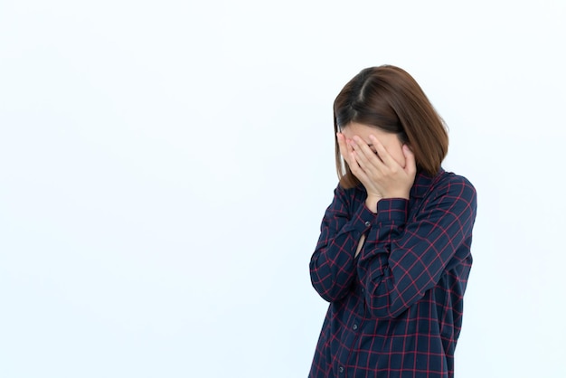 Portrait de femme de stress sur fond blancSad concept féminin