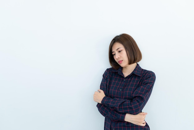 Portrait de femme de stress sur fond blancSad concept féminin