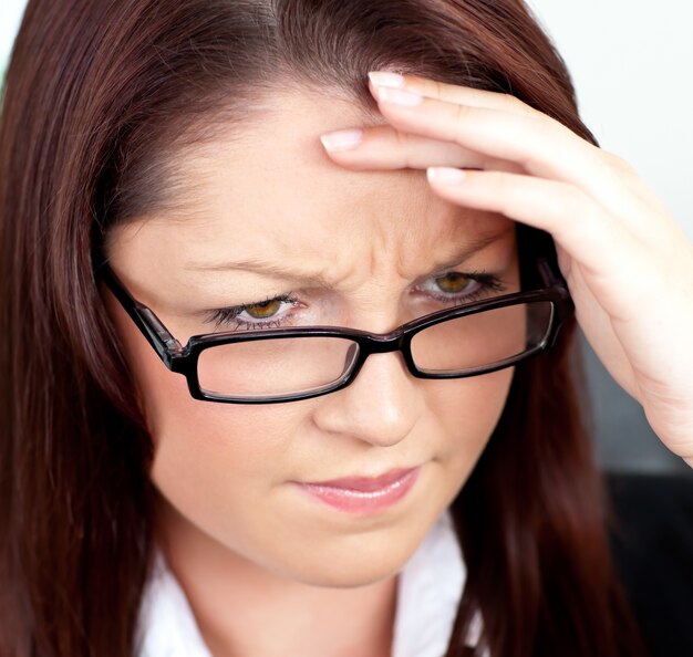 Portrait d&#39;une femme stressée portant des lunettes