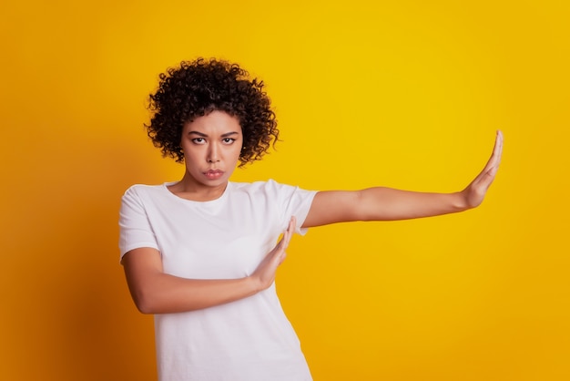 Portrait de femme stricte étirer les mains montrent le signal d'arrêt